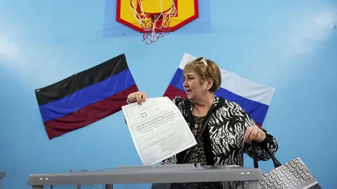 Жінка голосує в окупованому Донецьку