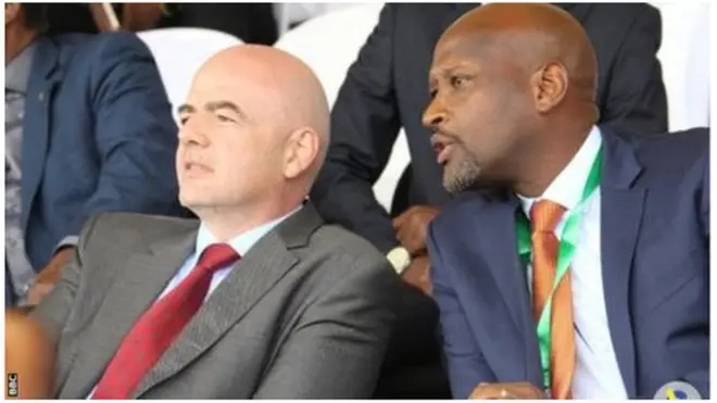 Perezida wa FERWAFA, Vincent Nzamwita (iburyo) ashimangira ko u Rwanda rufite ubushobozi bwo kwakira igikombe cy'isi cya 2019 cy'abatarengeje imyaka 17