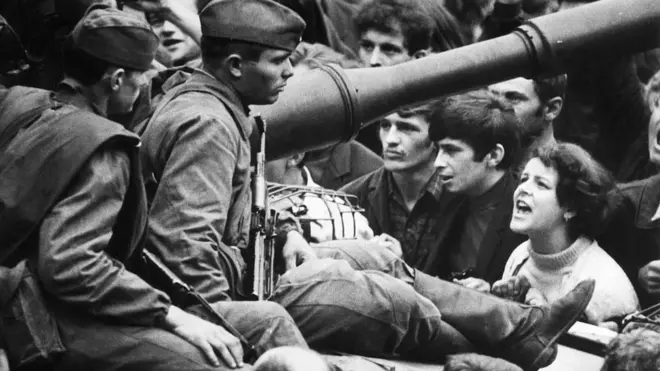 1968 року молоді чехи намагалися переконати радянських солдат піти з країни, але марно