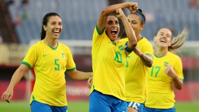 Marta comemora gol