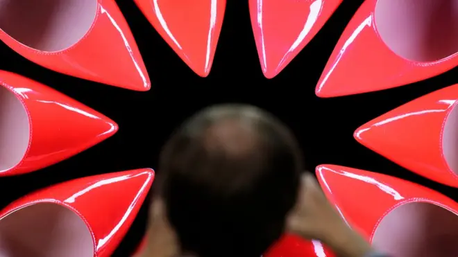 Главным новшеством Samsung стал 75-дюймовый телевизор "QLED" 4К со светодиодным дисплеем