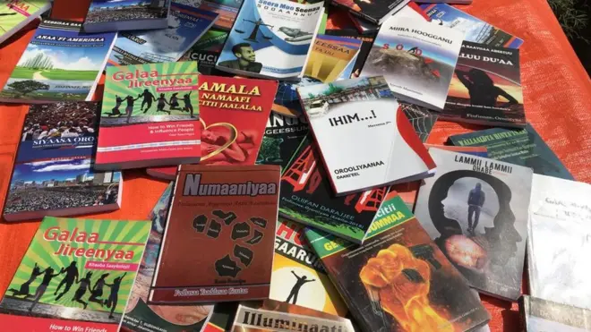 Kitaabota daandii magaalaa Naqamtee irratti gurguraman.