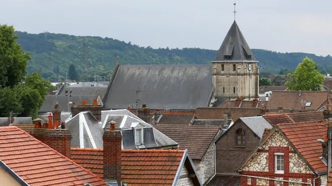 Кровавое нападение в тихом пригороде Руана вызвало критику работы французских спецслужб