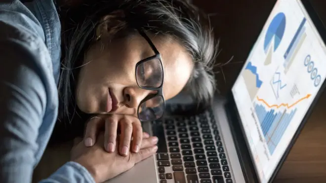 Спящая за компьютером девушка