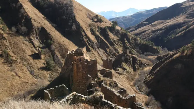 По словам Джалалдинова, ему удалось бежать из оцепленной деревни через горы в Дагестан