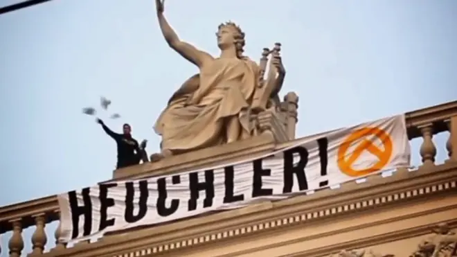 Активист разбрасывает листовки