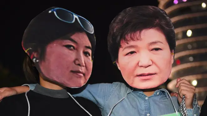 Người phản đối mang mặt nạ Tổng thống Nam Hàn Park Geun-hye bị Choi Soon-sil thao túng