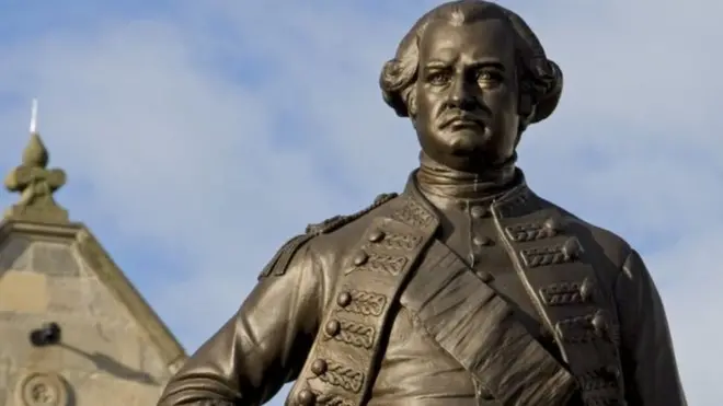 নিজের শহর শ্রুসবারিতে লর্ড ক্লাইভের মূর্তি। এটি সরানোর দাবিতে বিভক্ত স্থানীয়রা।