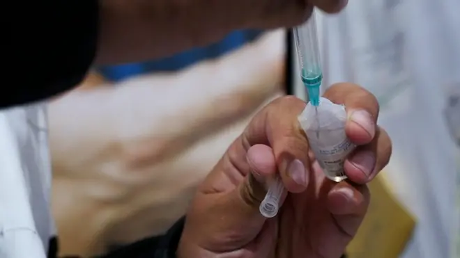 "Вы всему верите, что Путин говорит?" Что думают о вакцине в России и Израиле