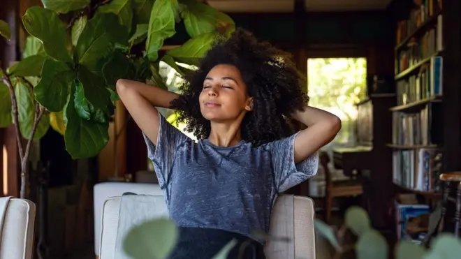 በአካባቢዋ እየተደሰተች ያለች ሴት