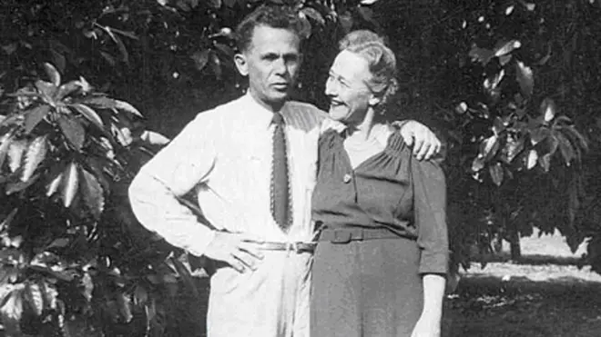 Rudolph y Elizabeth Hass frente al árbol madre de aguacates Hass.