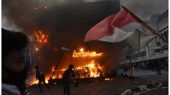 Sekelompok orang membakar pos polisi di kawasan Harmoni, Jakarta, tak jauh dari Istana Kepresidenan, Kamis (08/10).