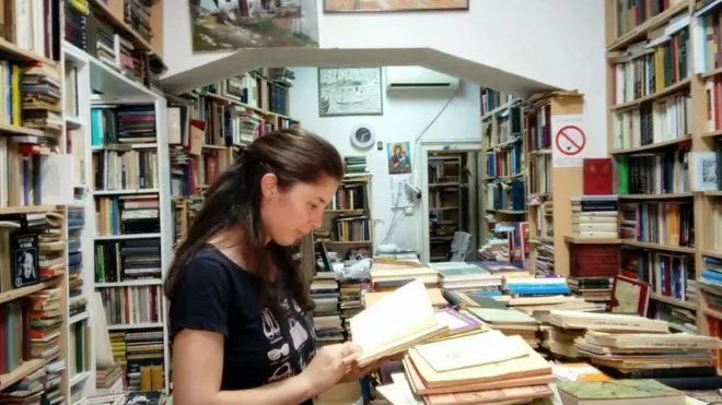 Александра често старе књиге добија од антиквара