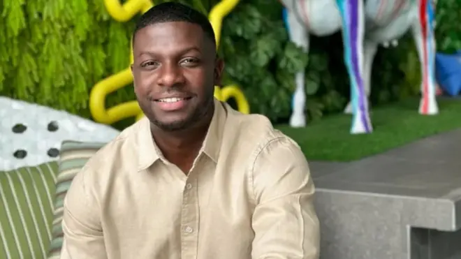 Demijan Bejli kaže da mu se dopada „izazov" da ceo let avionom izdrži bez zabave poput gledanja filmova, čitanja knjiga ili slušanja muzike