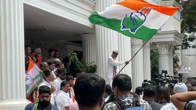 বেঙ্গালুরুতে প্রদেশ কংগ্রেস দপ্তরে দলীয় কর্মীদের উচ্ছ্বাস