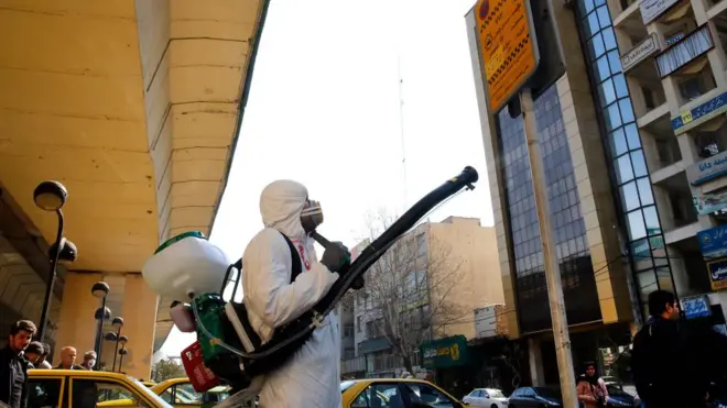 Başkent Tahran'da itfaiyeciler Koronavirüs'e karşı ilaçlama yapıyor