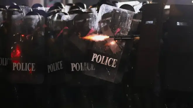 ตำรวจใช้กระสุนอย่างอย่างเต็มรูปแบบในการจัดการกับผู้ชุมนุมในวันที่ 20 มี.ค.