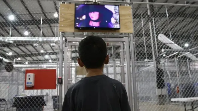 Отобранных у родителей детей нелегальных имгрантов часто держат в клетках