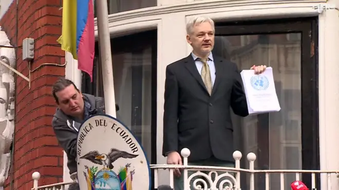 النيابة السويدية تتخلى عن التحقيق في مزاعم بشأن ارتكاب جوليان أسانج، مؤسس موقع ويكيليكس، جريمة اغتصاب، غير أن الشرطة البريطانية تصر على القبض عليه بتهمة عدم المثول إمام المحكمة.