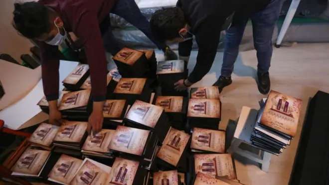 ملصقات ترحيبية بالبابا في إربيل