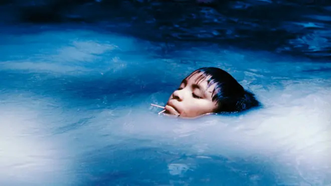 پیراکی کرتی ہوئی یانومامی لڑکی