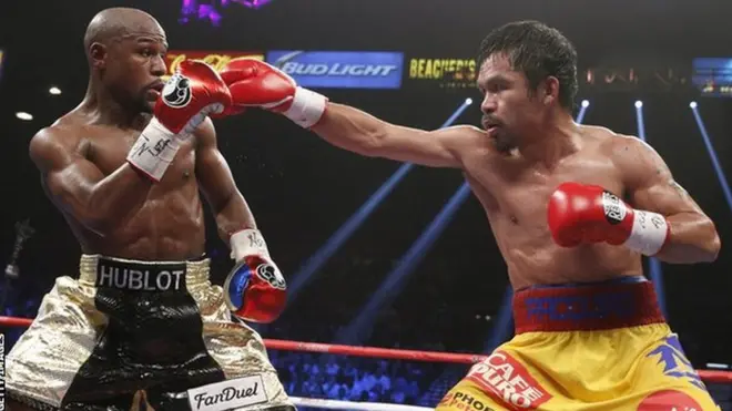 Floyd Mayweather (kushoto) alimshinda Manny Pacquiao katika pigano la mwisho lake la mwisho dhidi ya pacquiao 2015