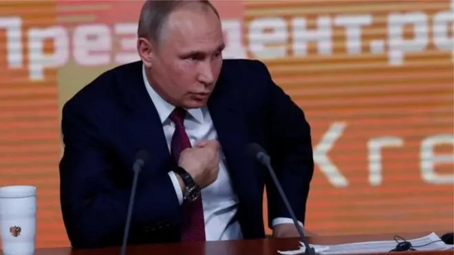 دا له هغه راهيسې د ښاغلي پوتين لومړى ځل څرگنديدل دي چې د مارچ ټولټاکنو کې يې د دريدو اعلان وکړ .