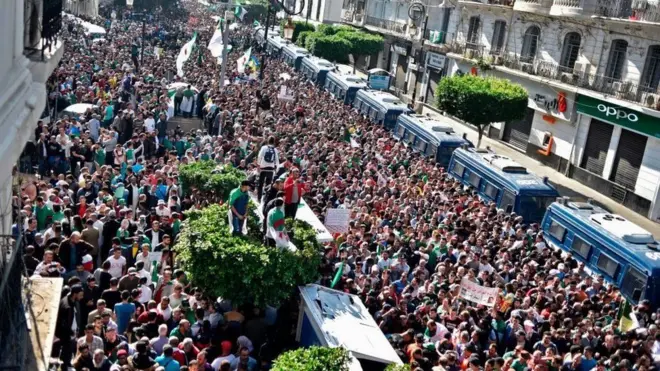 أغلقت السلطات في الجزائر محطات المترو والقطارات التي توصل إلى العاصمة للحد من تدفق المتظاهرين، لكن الكثيرون تمكنوا من الوصول بالحافلات