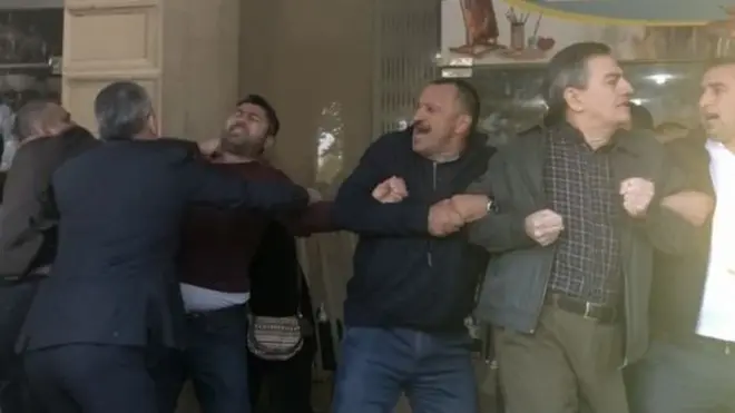 Tofiq Yaqublu (mərkəzdə) 19 oktyabr aksiyasında saxlanılarkən