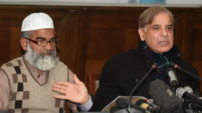 ज़ैनब के पिता के साथ पंजाब प्रांत के सीएम शाहबाज़ शरीफ