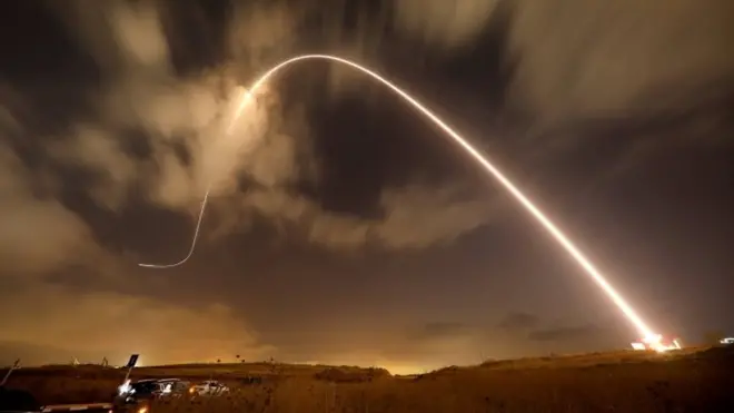 گنبد آهنین که برای طراحی و ساخت آن میلیاردها دلار هزینه شده به علت گرانی مورد انتقاد بوده است