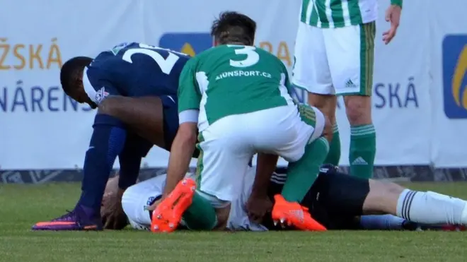 El momento en que Francis Koné auxilia al portero del equipo contrario por un partido de la liga checa.