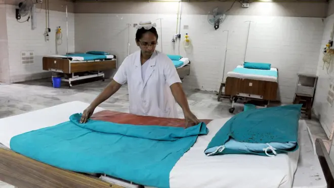 ایک دن سبز رنگ تو ایک دن سفید اور ایک دن نارنجی