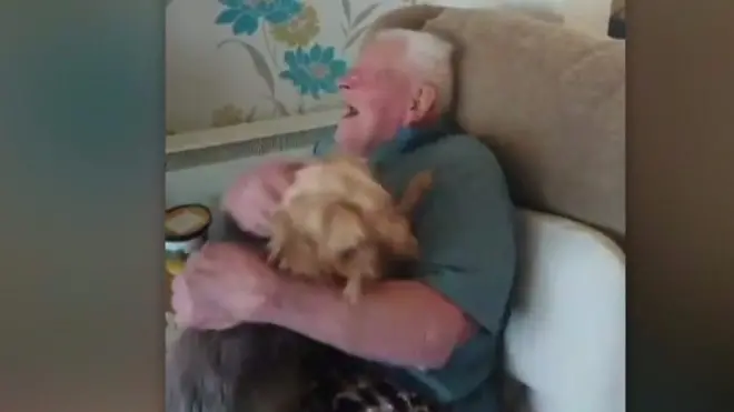 شاهد فرحة كلب بعودة صاحبه من المستشفى