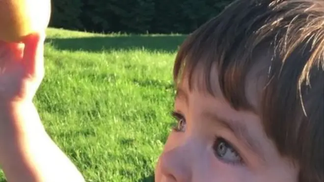 Сын Линдси и Риса уже попробовал персики