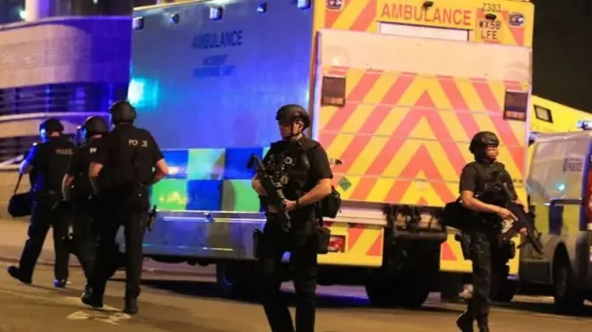 曼彻斯特竞技场的自杀攻击导致22人死亡，59人受伤。