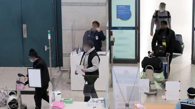 14일 인천국제공항 1터미널에서 해외 입국자들이 이동하고 있다