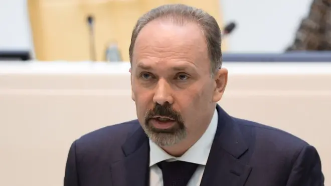 Михаил Мень считает, что заёмщики в иностранной валюте в России должны были сами думать, в какой валюте брать кредиты