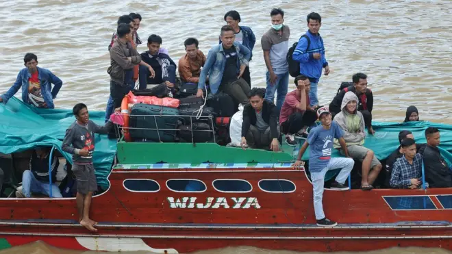 Kapal cepat yang membawa pemudik bersiap menepi saat puncak arus mudik laut di Tanjungjabung Barat, Jambi.