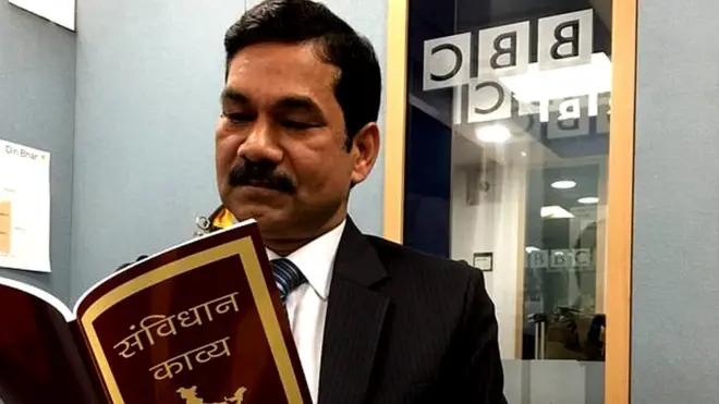 آئی پی ایس افسر ایس کے گوتم نے لوگوں کو مشکل سے نجات دلانے کی کوشش کی اور آئین کا آ‎سان زبان میں منظوم ترجمہ کر ڈالا