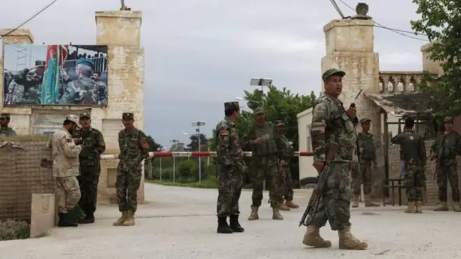 ප්‍රහාරයෙන් පසු හමුදා භටපිරිස් කඳවුර ඉදිරිපස විමසිල්ලෙන් සිටින අයුරු