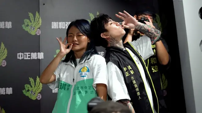 律師李菁琪與歌手謝和弦。