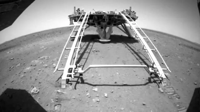 మార్స్ మీద జురాంగ్ రోవర్
