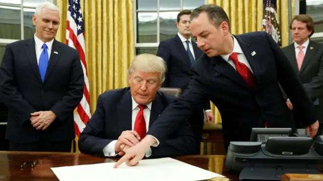 El momento en el que Donald Trump firma una de sus primeras órdenes ejecutivas.