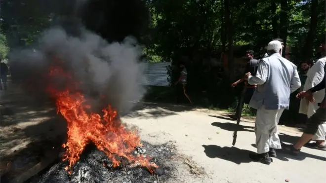 کشمیر کے پلوامہ کے گاؤں ترال میں ہلاکتوں کے خلاف مظاہرے ہوئے ہیں