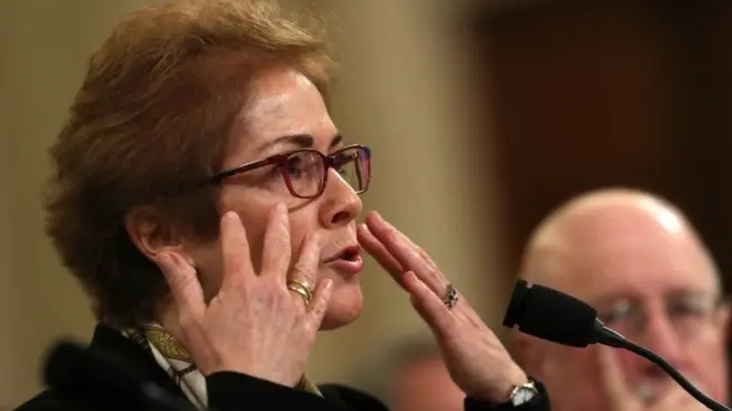 Safiirkii hore ee Mareykanka ee Ukraine Marie Yovanovitch ayaa la arkay iyadoo gariireysa markii ay socotay dhegeysiga xil ka qaadista