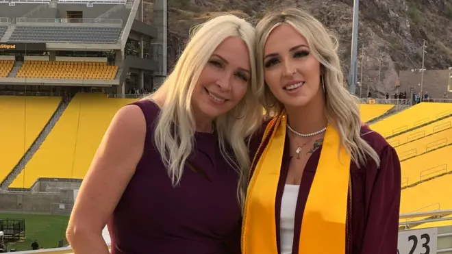 රොන්ඩා කැම්පර්ට් (වමේ) ඇය සොයාගත් බිට්කොයින් සිය දියණිය වන මෙගන්ගේ විශ්වවිද්‍යාලය අධ්‍යාපනය සඳහා උපකාරයක් ලෙස භාවිතා කළා ය