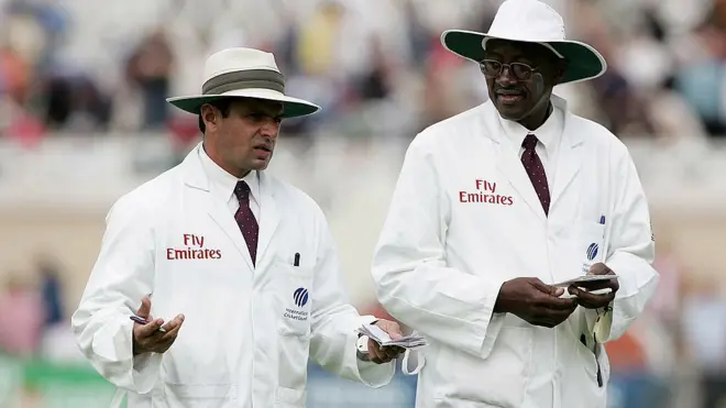 آئی سی سی کو انٹرویو دیتے ہوئے علیم ڈار کا کہنا تھا کہ یہ ان کے لیے بہت خوشی کا موقع ہے کیونکہ سٹیو بکنر ایک مثالی امپائر تھے