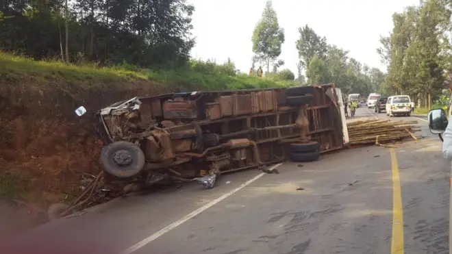 Imodoka yagonze izindi yari itwaye ibiti