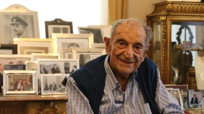 تصویری از اردشیر زاهدی، حدود دو ماه پیش در ویلایش در شهر مونتروی سوئیس. عکس از خشایار جنیدی (بی‌بی‌سی).